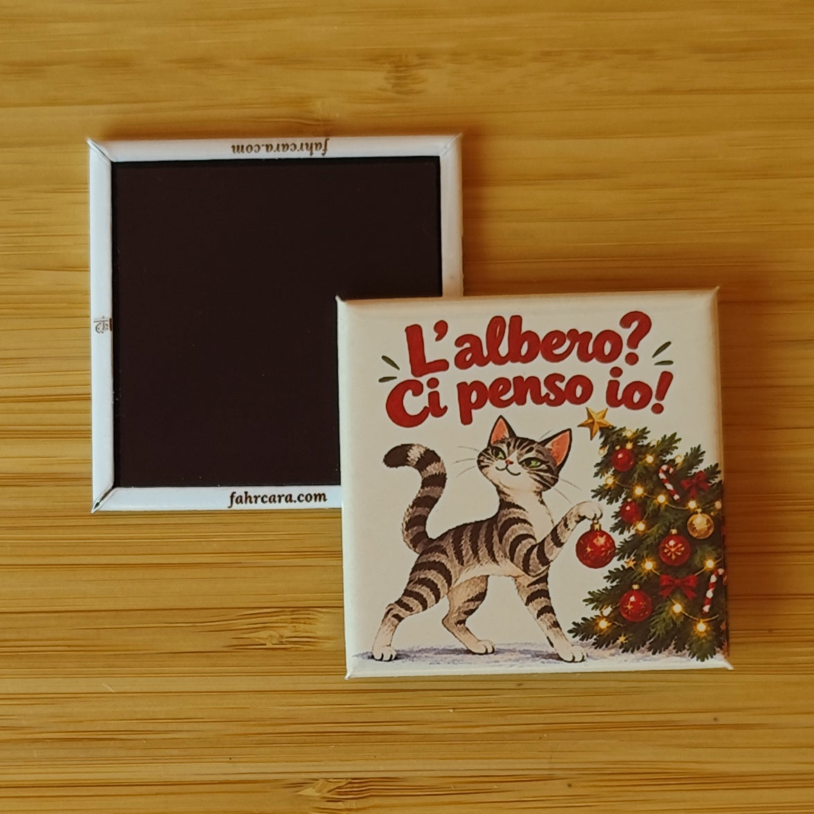 Calamita L’albero? Ci penso io! — Natale, Fahrcara — fronte stampato e retro magnetico affiancati.