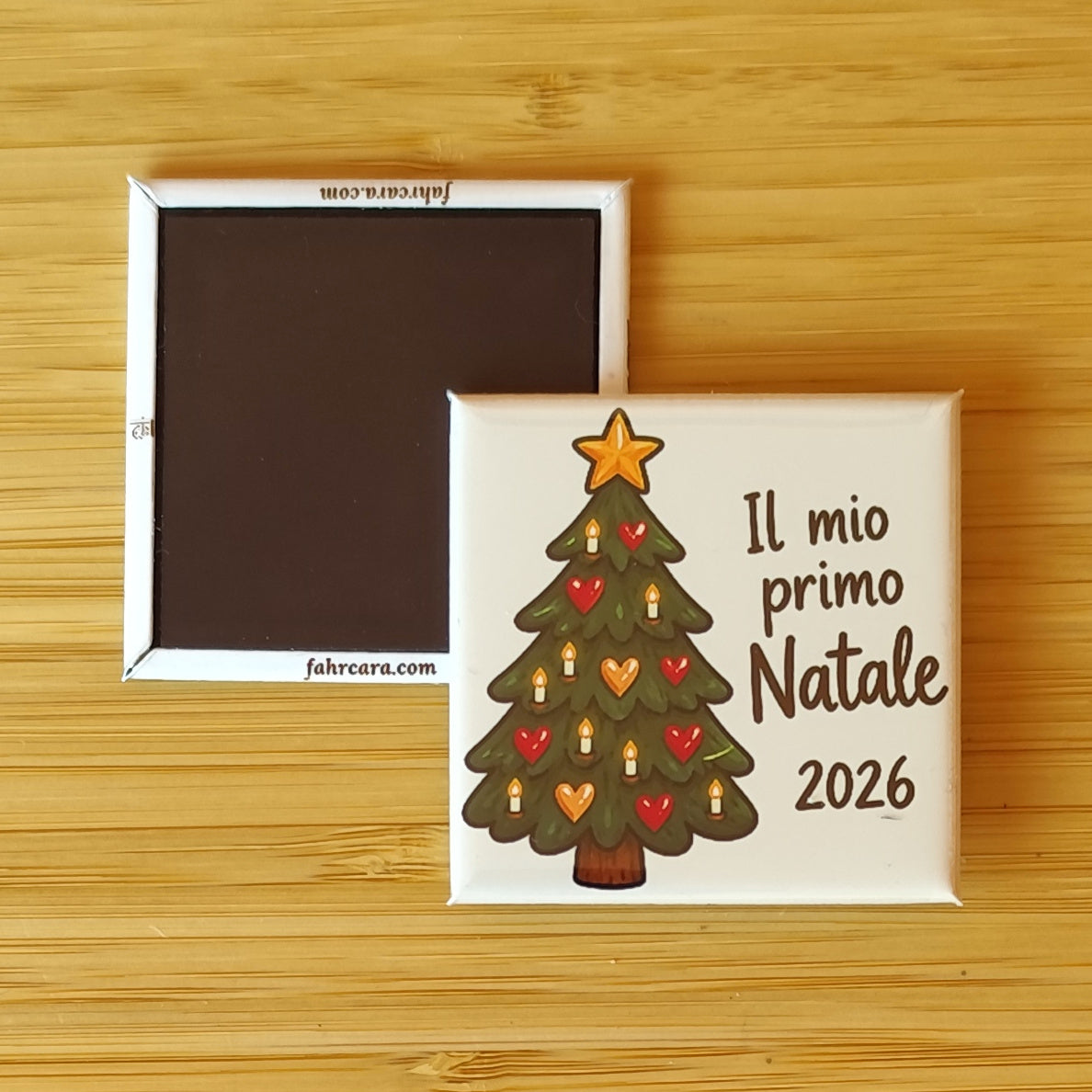 Calamita Il mio primo Natale 2026 — Natale, Fahrcara — fronte stampato e retro magnetico affiancati.