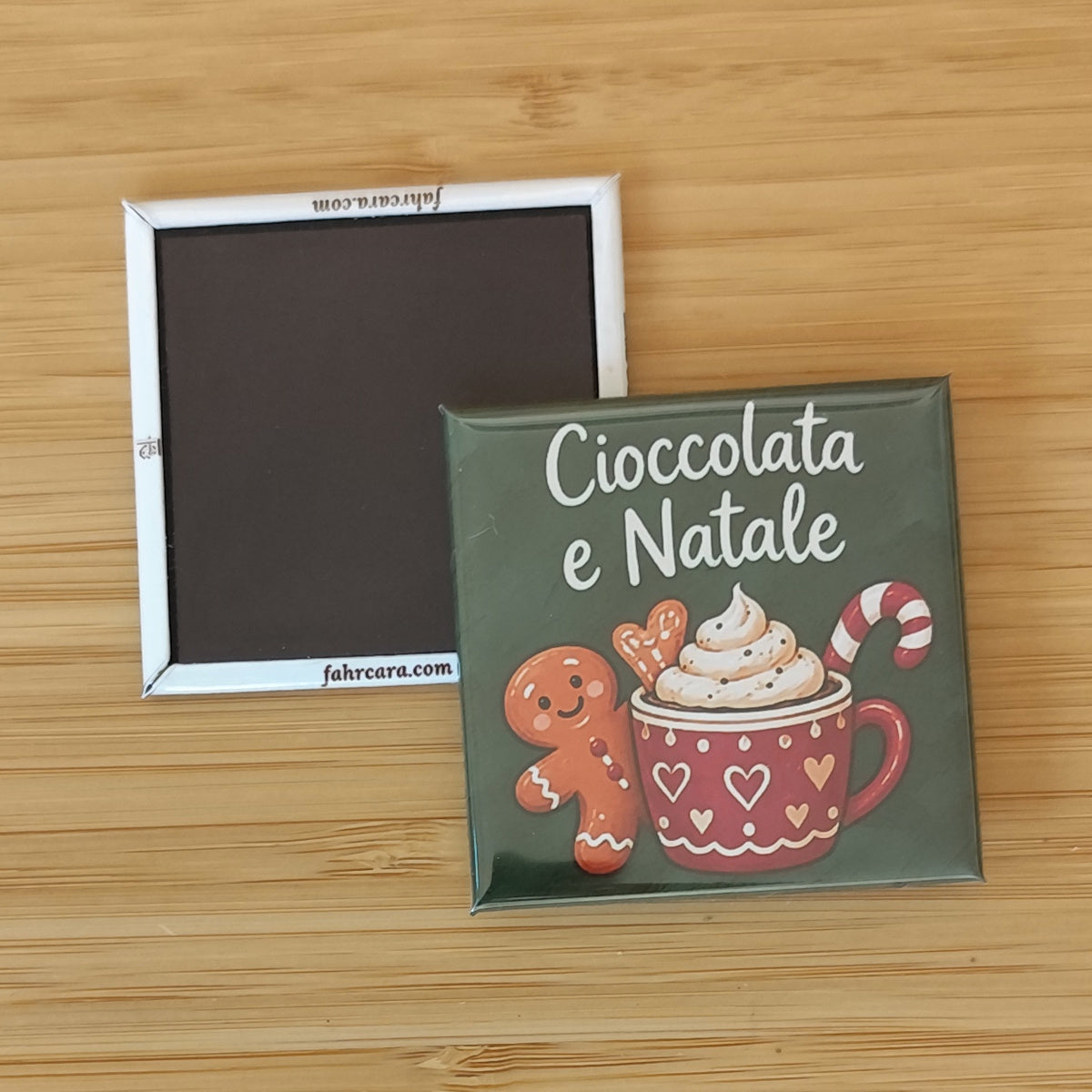 Calamita Cioccolata e Natale, variante verde — Natale, Fahrcara — fronte stampato e retro magnetico affiancati.