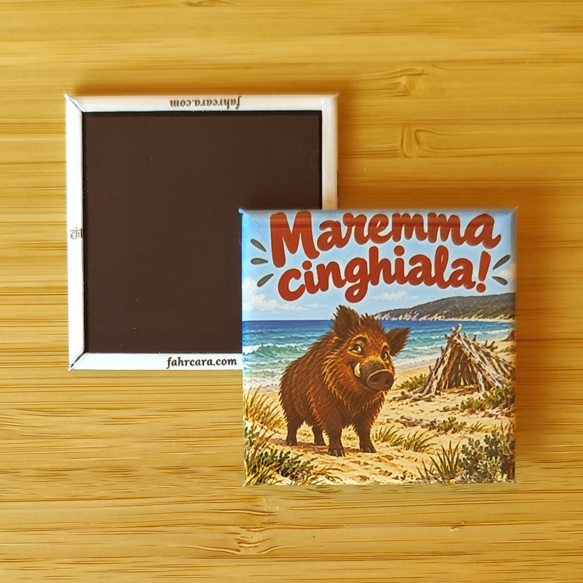 Calamita Maremma cinghiala! — Al mare — Cuore toscano, Fahrcara — fronte stampato e retro magnetico affiancati.