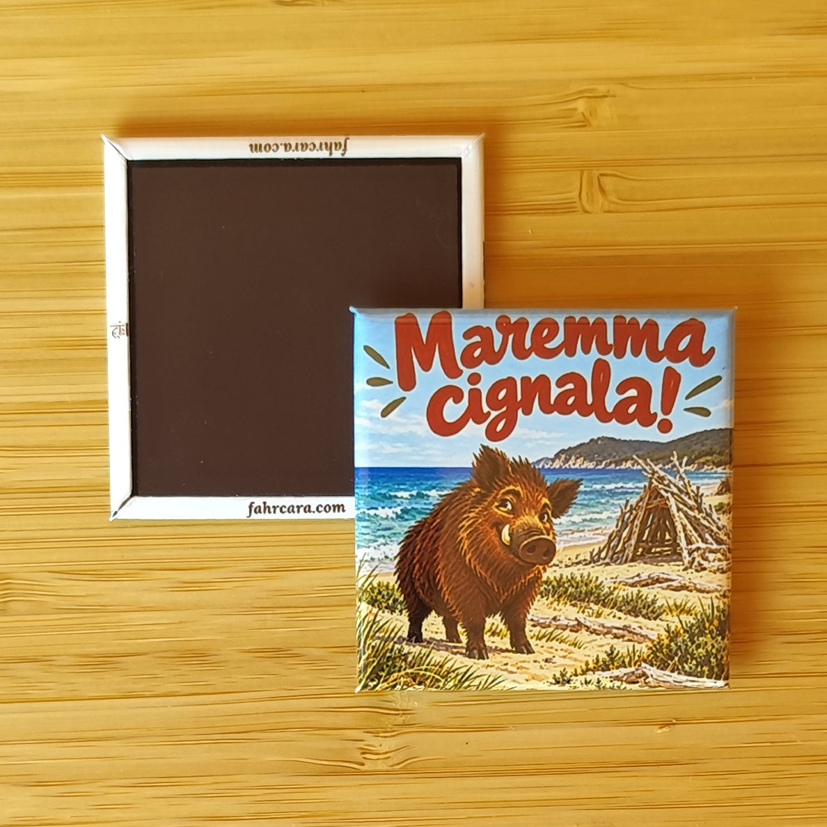 Calamita Maremma cignala! — Al mare — Cuore toscano, Fahrcara — fronte stampato e retro magnetico affiancati.