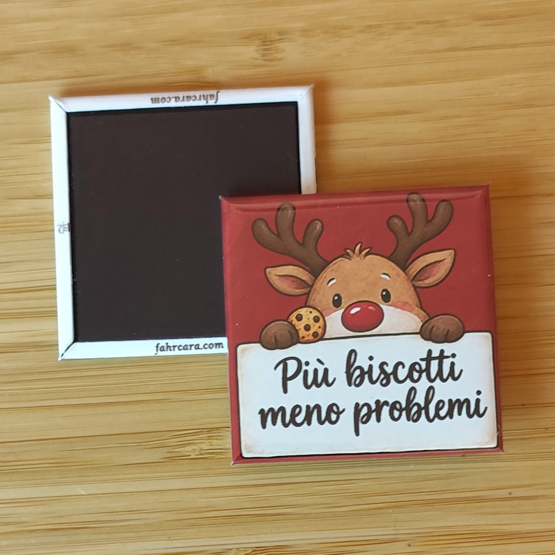 Calamita Più biscotti meno problemi, variante rosso — Natale, Fahrcara — fronte stampato e retro magnetico affiancati.