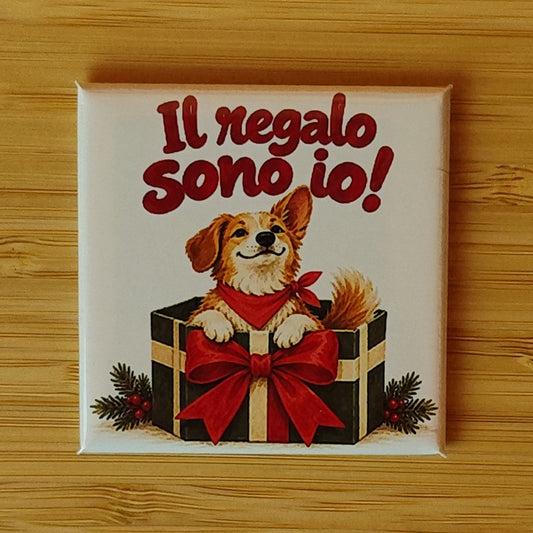 Calamita Il regalo sono io! — Natale, Fahrcara — vista frontale della calamita.