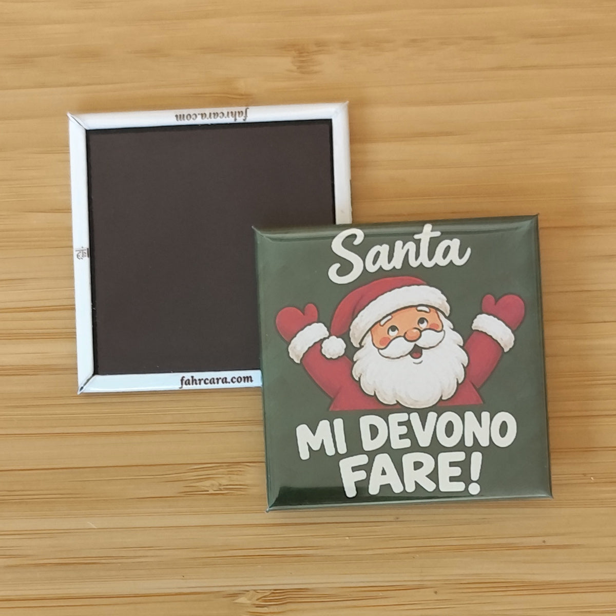 Calamita Santa… mi devono fare!, variante verde — Natale, Fahrcara — fronte stampato e retro magnetico affiancati.