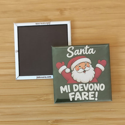Calamita Santa… mi devono fare!, variante verde — Natale, Fahrcara — fronte stampato e retro magnetico affiancati.