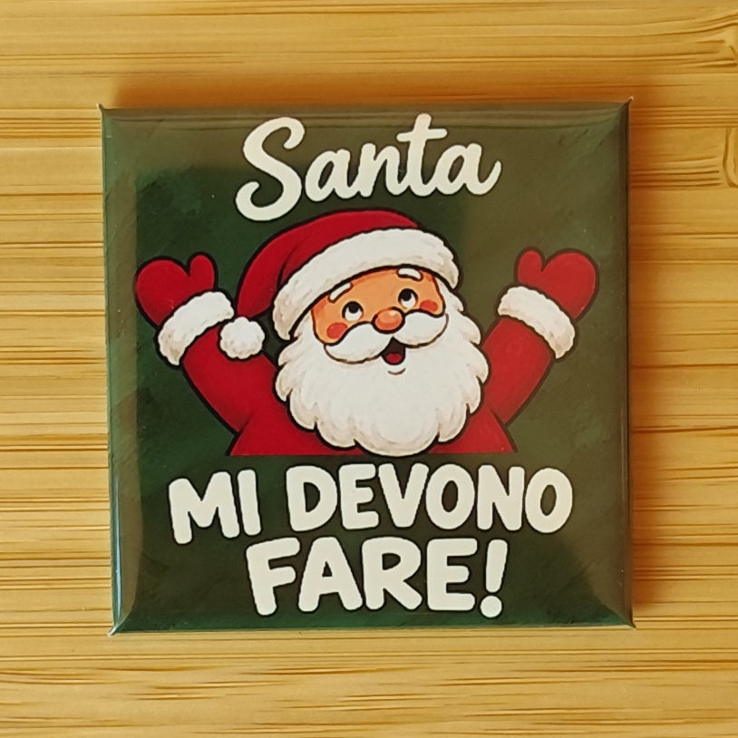Calamita Santa… mi devono fare!, variante verde — Natale, Fahrcara — vista frontale della calamita.