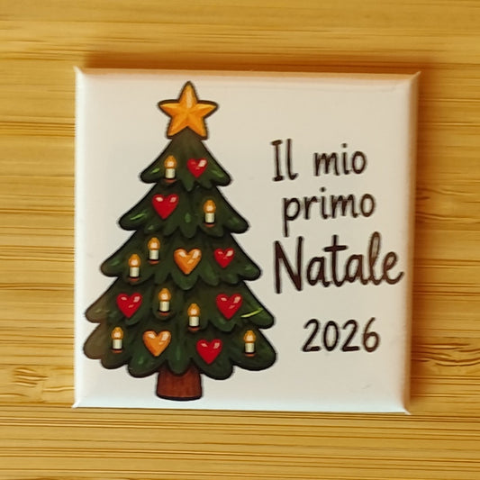 Calamita Il mio primo Natale 2026 — Natale, Fahrcara — vista frontale della calamita.