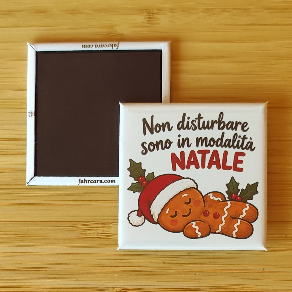 Calamita Non disturbare sono in modalità Natale — Natale, Fahrcara — fronte stampato e retro magnetico affiancati.