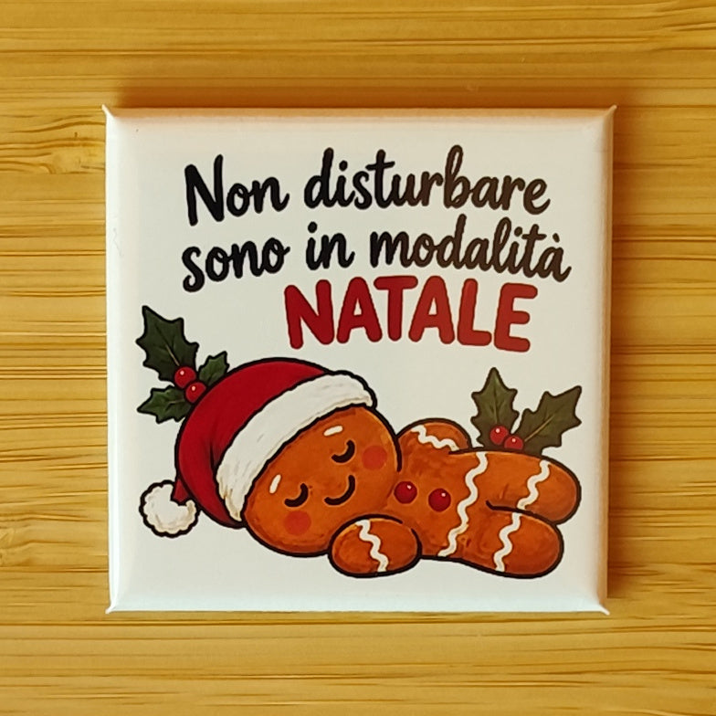 Calamita Non disturbare sono in modalità Natale — Natale, Fahrcara — vista frontale della calamita.
