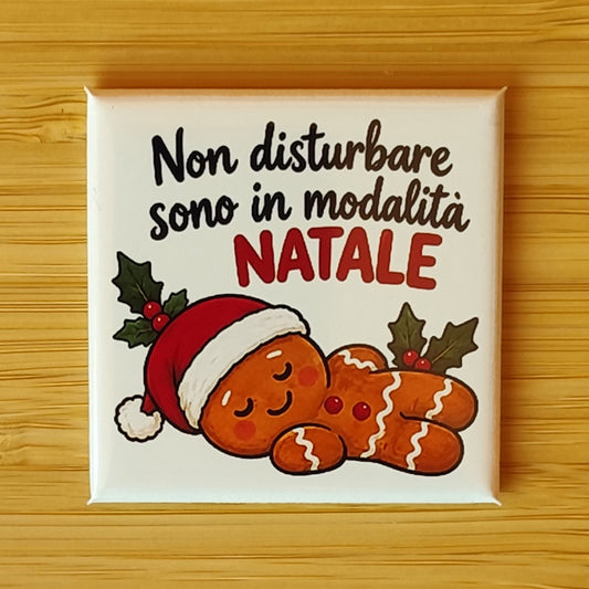 Calamita Non disturbare sono in modalità Natale — Natale, Fahrcara — vista frontale della calamita.