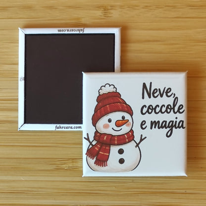 Calamita Neve, coccole e magia, variante crema — Natale, Fahrcara — fronte stampato e retro magnetico affiancati.