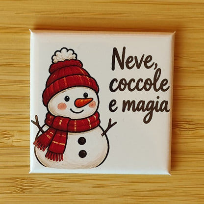 Calamita Neve, coccole e magia, variante crema — Natale, Fahrcara — vista frontale della calamita.