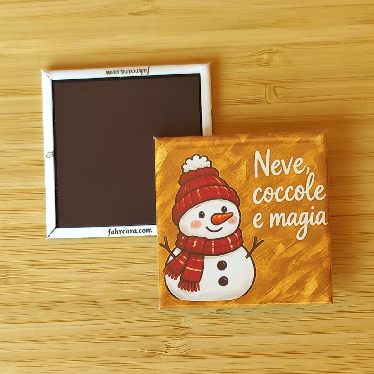 Calamita Neve, coccole e magia, variante dorato — Natale, Fahrcara — fronte stampato e retro magnetico affiancati.