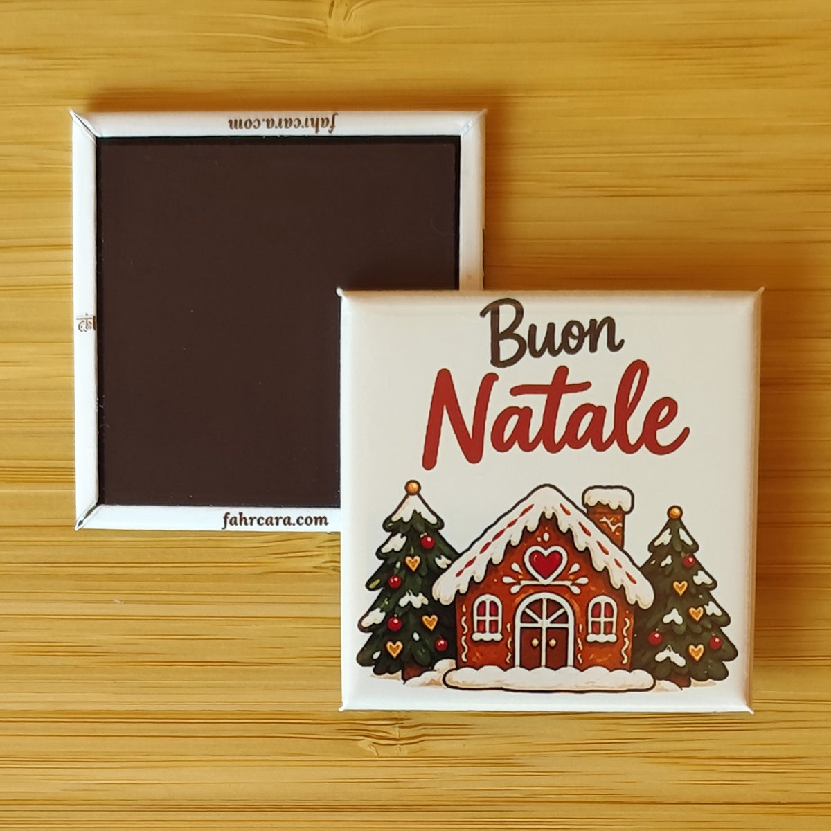 Calamita Buon Natale — Casetta innevata, variante crema — Natale, Fahrcara — fronte stampato e retro magnetico affiancati.