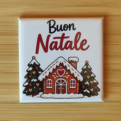 Calamita Buon Natale — Casetta innevata, variante crema — Natale, Fahrcara — vista frontale della calamita.
