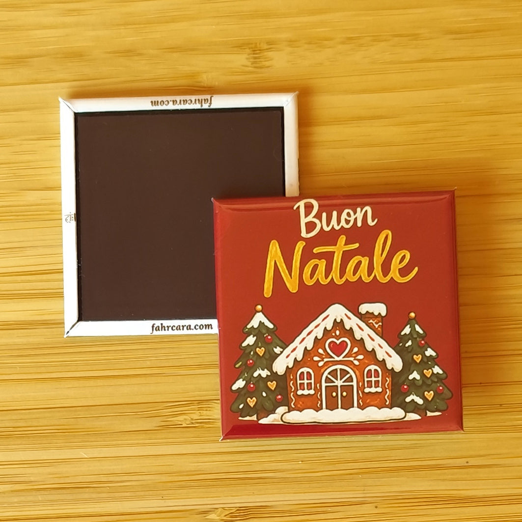 Calamita Buon Natale — Casetta innevata, variante rosso — Natale, Fahrcara — fronte stampato e retro magnetico affiancati.