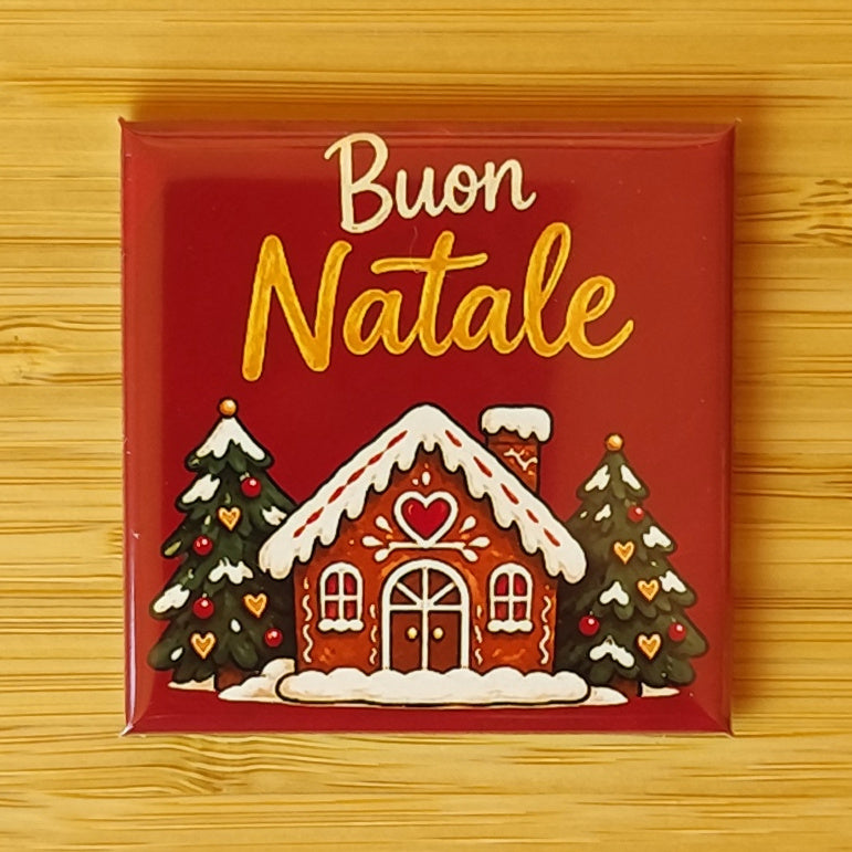 Calamita Buon Natale — Casetta innevata, variante rosso — Natale, Fahrcara — vista frontale della calamita.