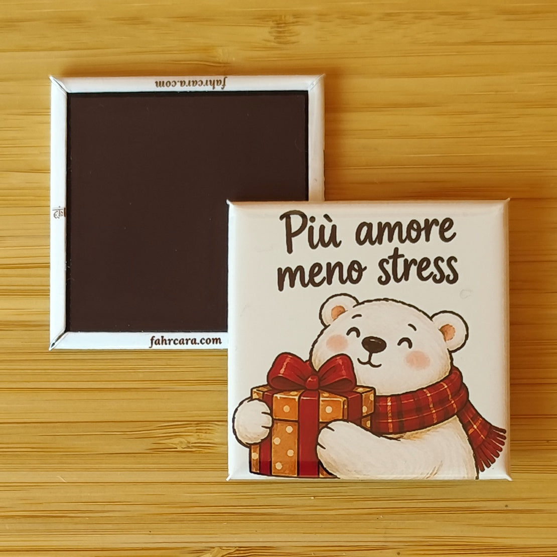 Calamita Più amore meno stress, variante crema — Natale, Fahrcara — fronte stampato e retro magnetico affiancati.