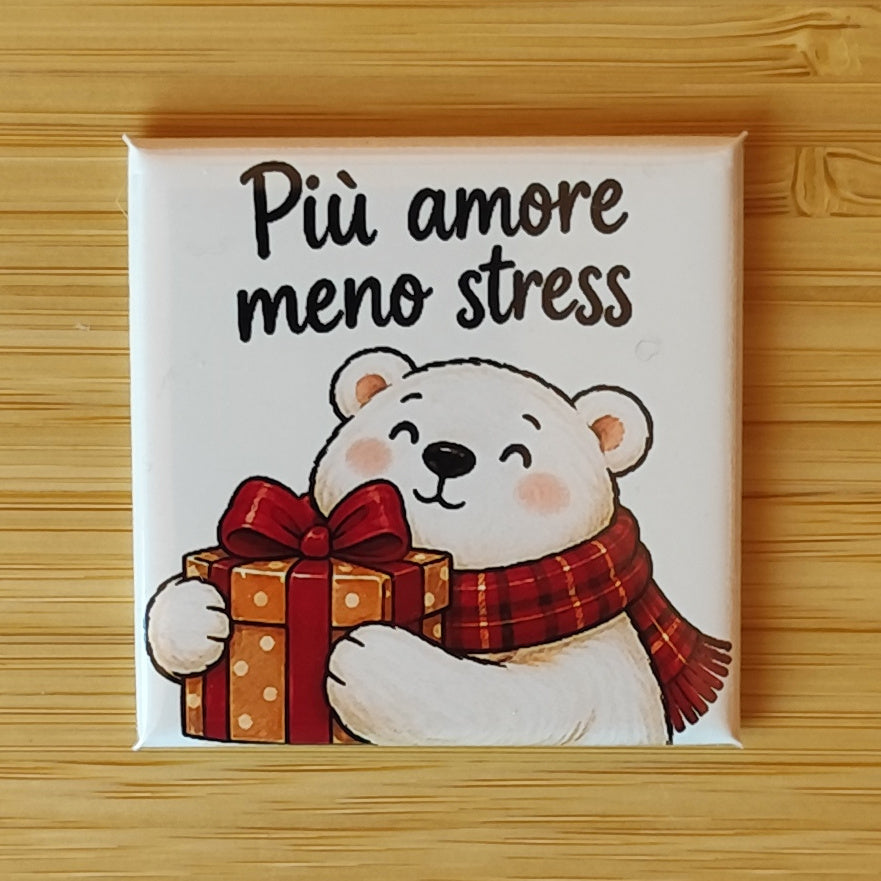 Calamita Più amore meno stress, variante crema — Natale, Fahrcara — vista frontale della calamita.