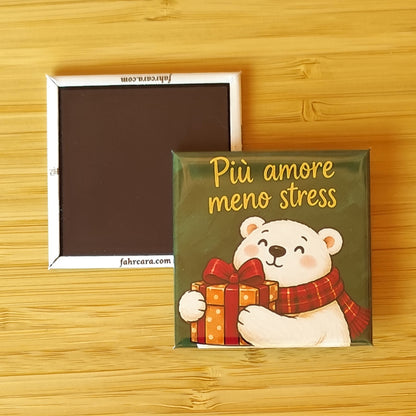 Calamita Più amore meno stress, variante verde — Natale, Fahrcara — fronte stampato e retro magnetico affiancati.