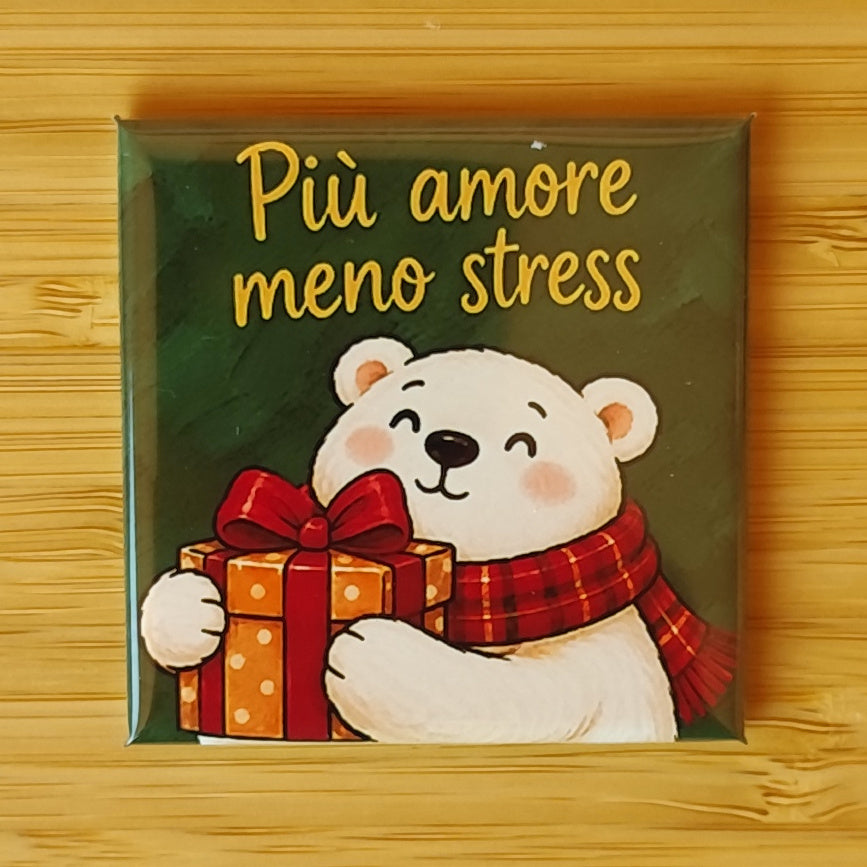 Calamita Più amore meno stress, variante verde — Natale, Fahrcara — vista frontale della calamita.