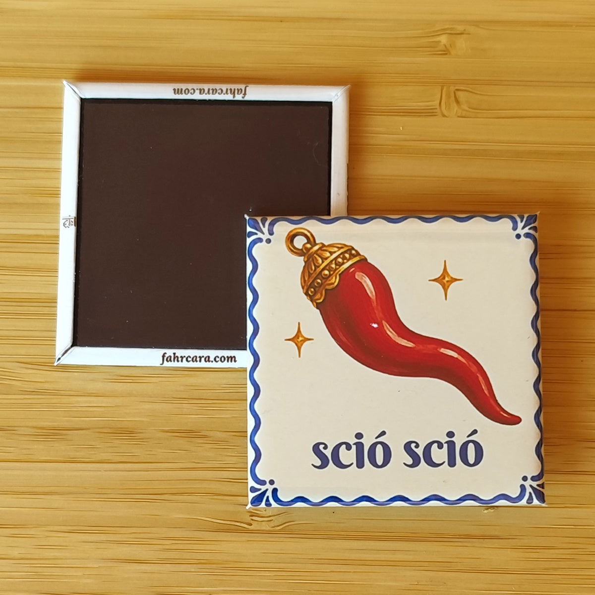 sció sció — Calamita Carol — Carol collection, Fahrcara — fronte stampato e retro magnetico affiancati.