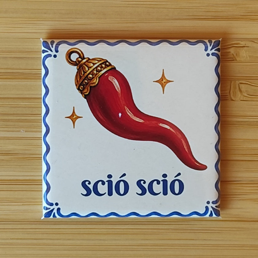 sció sció — Calamita Carol — Carol collection, Fahrcara — vista frontale della calamita.