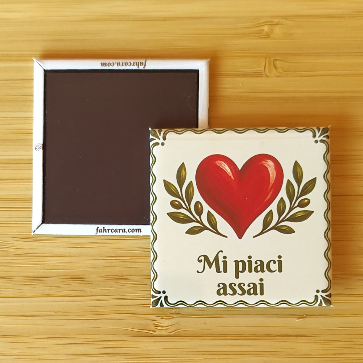 Mi piaci assai — Calamita Carol — Carol collection, Fahrcara — fronte stampato e retro magnetico affiancati.