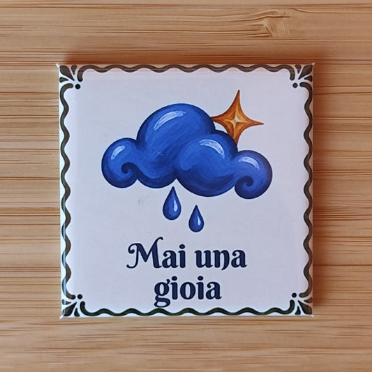 Mai una gioia — Calamita Carol — Carol collection, Fahrcara — vista frontale della calamita.
