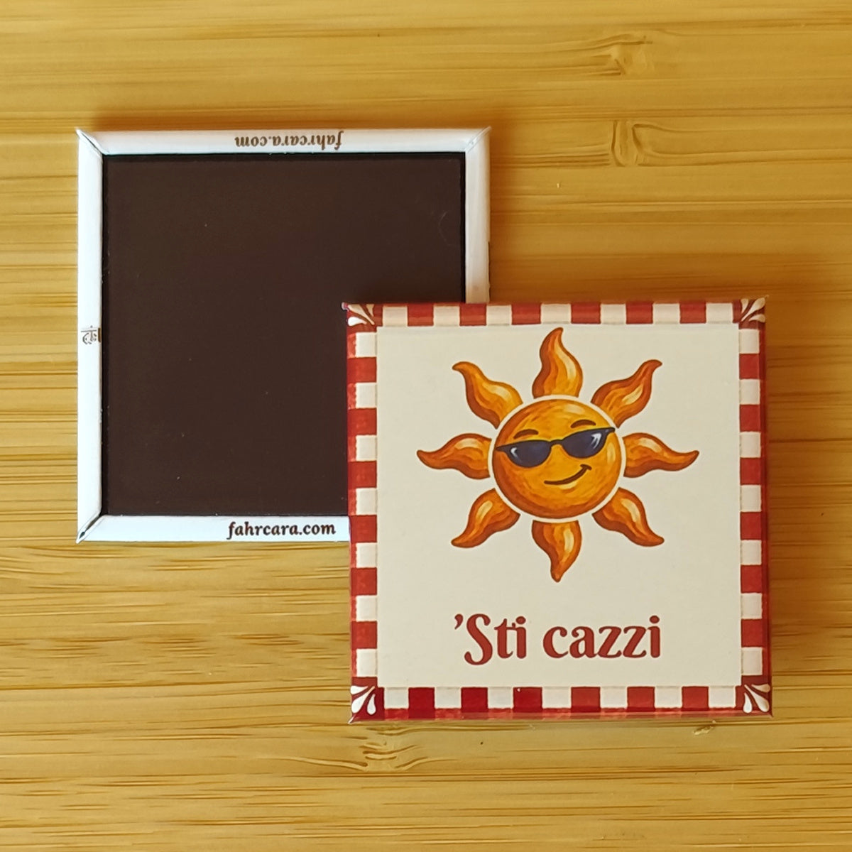 ’Sti cazzi — Calamita Carol — Carol collection, Fahrcara — fronte stampato e retro magnetico affiancati.