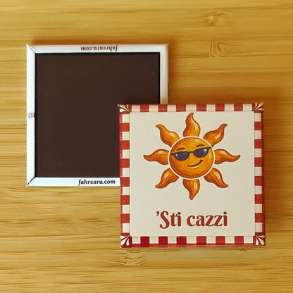 ’Sti cazzi — Calamita Carol — Carol collection, Fahrcara — fronte stampato e retro magnetico affiancati.