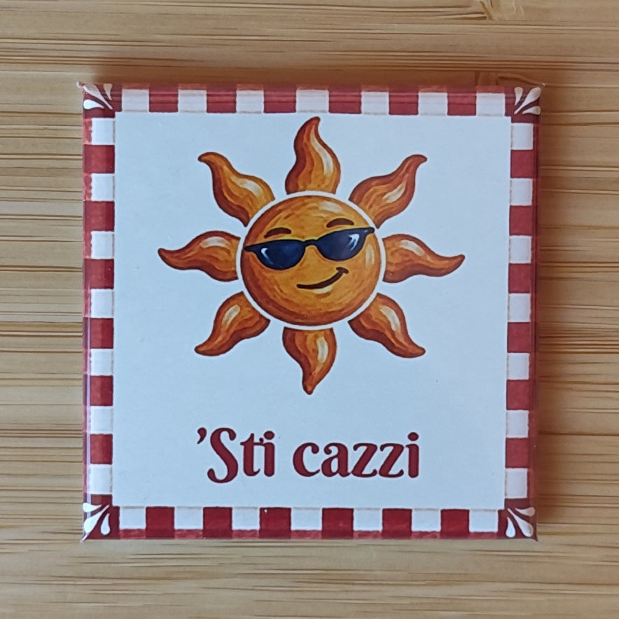 ’Sti cazzi — Calamita Carol — Carol collection, Fahrcara — vista frontale della calamita.