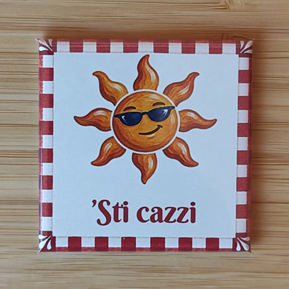 ’Sti cazzi — Calamita Carol — Carol collection, Fahrcara — vista frontale della calamita.