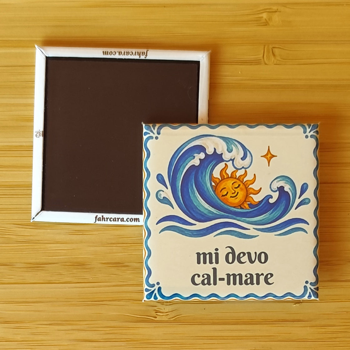 mi devo cal-mare — Calamita Carol — Carol collection, Fahrcara — fronte stampato e retro magnetico affiancati.