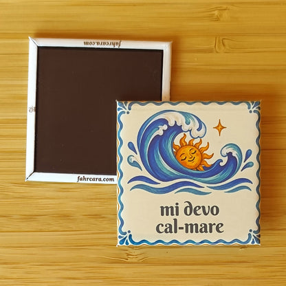 mi devo cal-mare — Calamita Carol — Carol collection, Fahrcara — fronte stampato e retro magnetico affiancati.