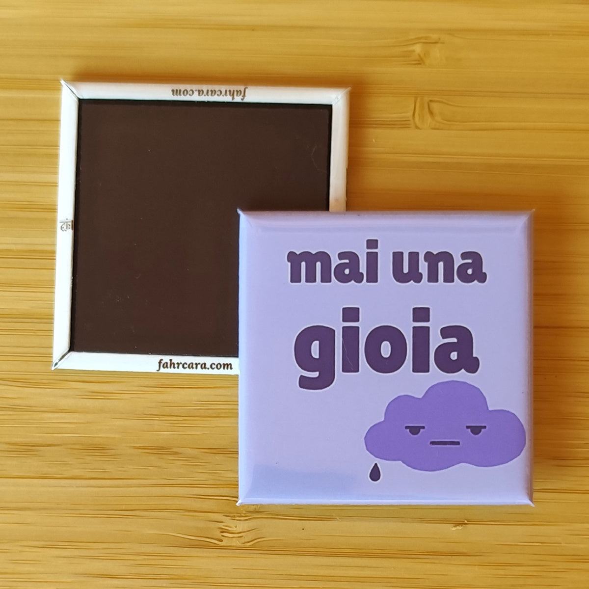 mai una gioia — Calamita Pop — Carolina pop, Fahrcara — fronte stampato e retro magnetico affiancati.
