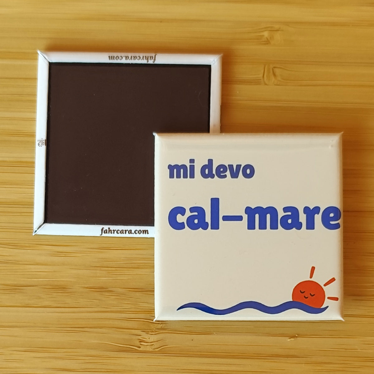 mi devo cal-mare — Calamita Pop — Carolina pop, Fahrcara — fronte stampato e retro magnetico affiancati.