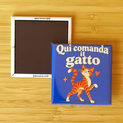 Calamita Qui comanda il gatto, variante arancio — Amici di zampa, Fahrcara — fronte stampato e retro magnetico affiancati.