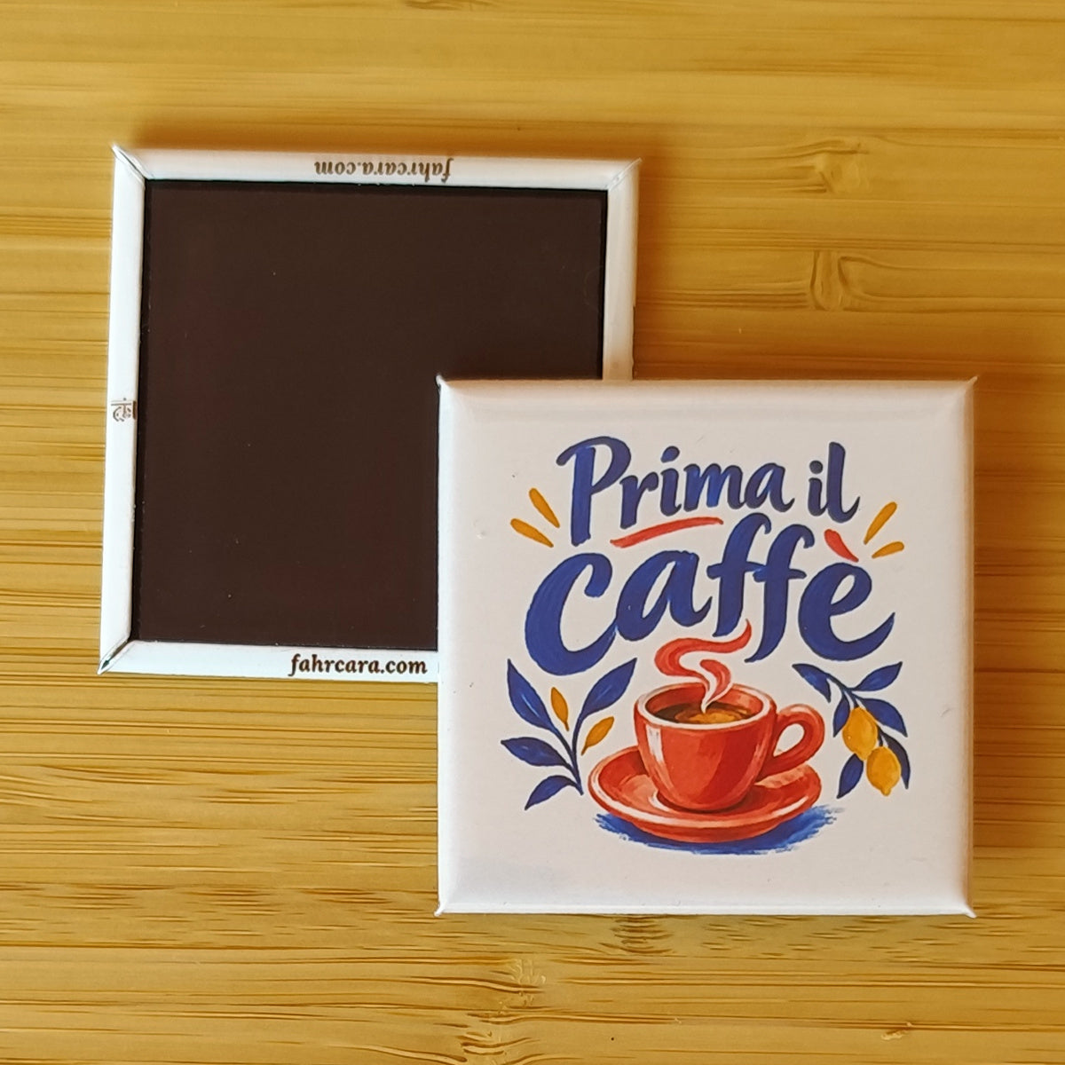 Calamita Prima il caffè — Piccole verità, Fahrcara — fronte stampato e retro magnetico affiancati.