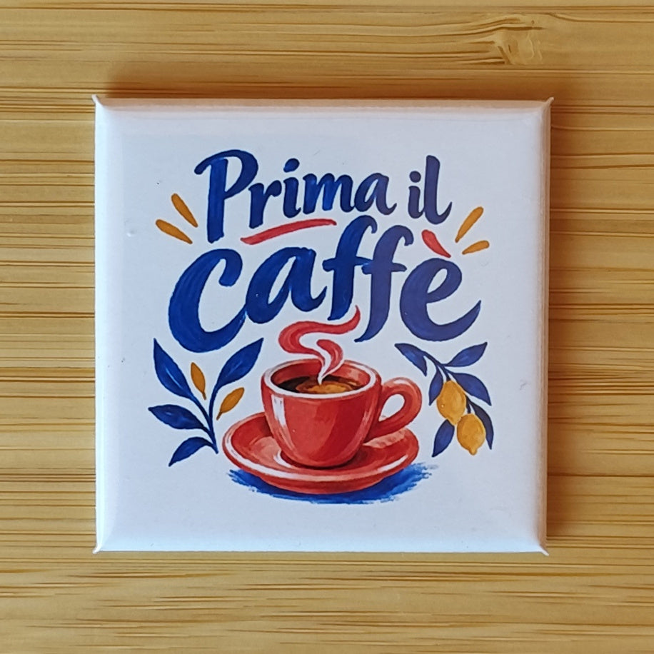 Calamita Prima il caffè — Piccole verità, Fahrcara — vista frontale della calamita.