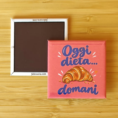 Calamita Oggi dieta… domani — Piccole verità, Fahrcara — fronte stampato e retro magnetico affiancati.