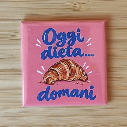 Calamita Oggi dieta… domani — Piccole verità, Fahrcara — vista frontale della calamita.