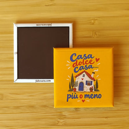 Calamita Casa dolce casa… più o meno — Piccole verità, Fahrcara — fronte stampato e retro magnetico affiancati.