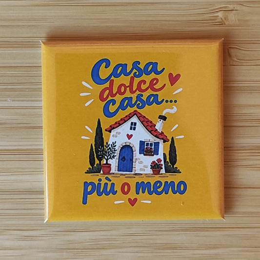 Calamita Casa dolce casa… più o meno — Piccole verità, Fahrcara — vista frontale della calamita.