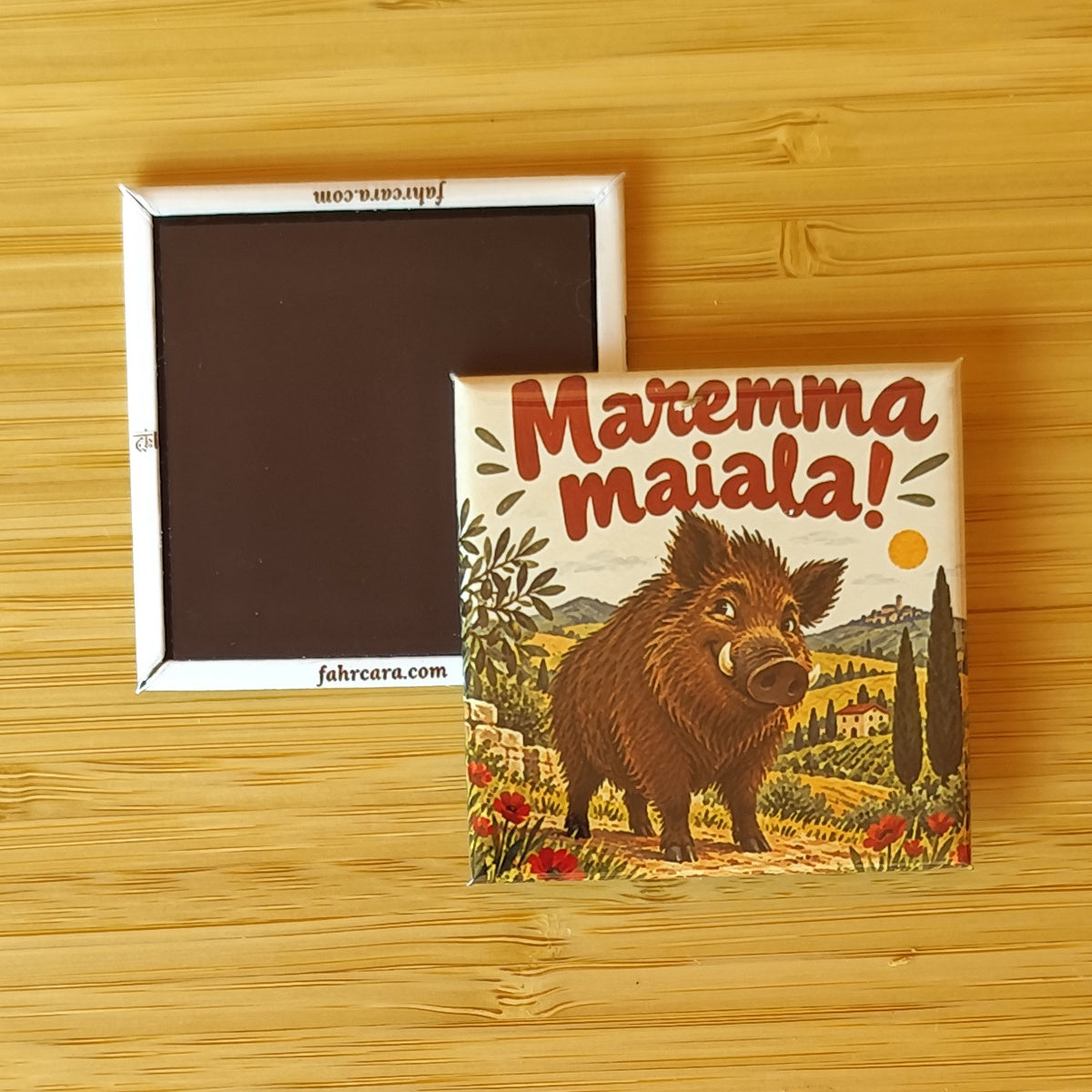 Calamita Maremma maiala! — In campagna — Cuore toscano, Fahrcara — fronte stampato e retro magnetico affiancati.