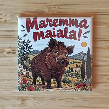 Calamita Maremma maiala! — In campagna — Cuore toscano, Fahrcara — vista frontale della calamita.