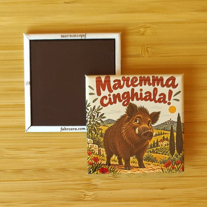 Calamita Maremma cinghiala! — In campagna — Cuore toscano, Fahrcara — fronte stampato e retro magnetico affiancati.