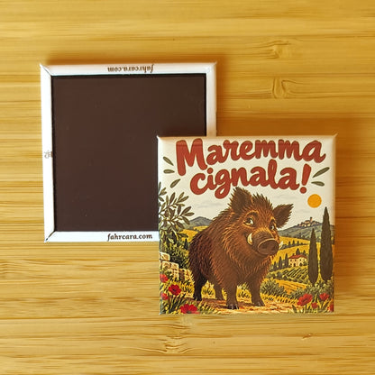 Calamita Maremma cignala! — In campagna — Cuore toscano, Fahrcara — fronte stampato e retro magnetico affiancati.